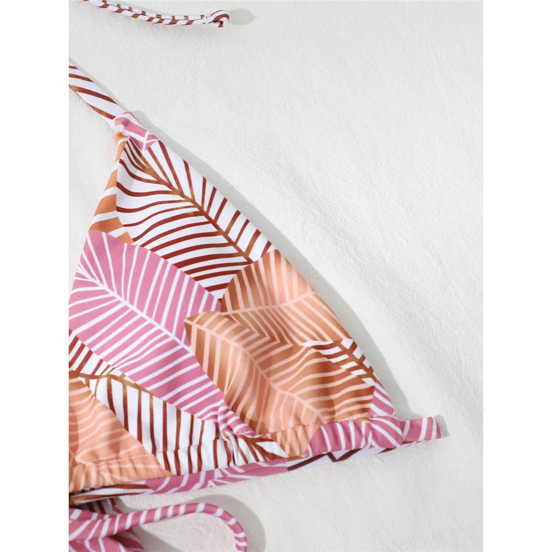 Dreiteiliges Bikini-Set mit Blätterdruck und schickem Überwurf für Frauen. Es besteht aus Nylon und Elasthan, hat eine größengetreue Passform und eine niedrige Taille ohne Kabel. Perfekt für tropische Fluchten und Sommerabenteuer.