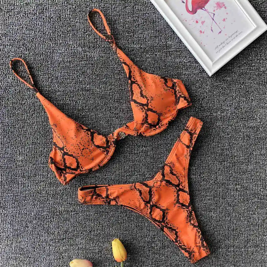 Bügel-Bikini-Set mit V-Bügel-Design für Halt und Stil, Größen S - XL, raffinierte zweiteilige Bademode, Material Nylon, Polyester, Elasthan, Patchwork, festes Muster, Bügelunterstützung, niedrige Taille, größengetreu, erhältlich in Grün mit Schlangendruck, Blau, Schwarz, Grau, Orange mit Schlangendruck, Blau mit Schlangendruck, Neongrün, Gelb mit Schlangendruck, Leopard, Rot, Weinrot, Rot mit Schlangendruck, Weiß mit Schlangendruck, Grün, Rosa mit Schlangendruck