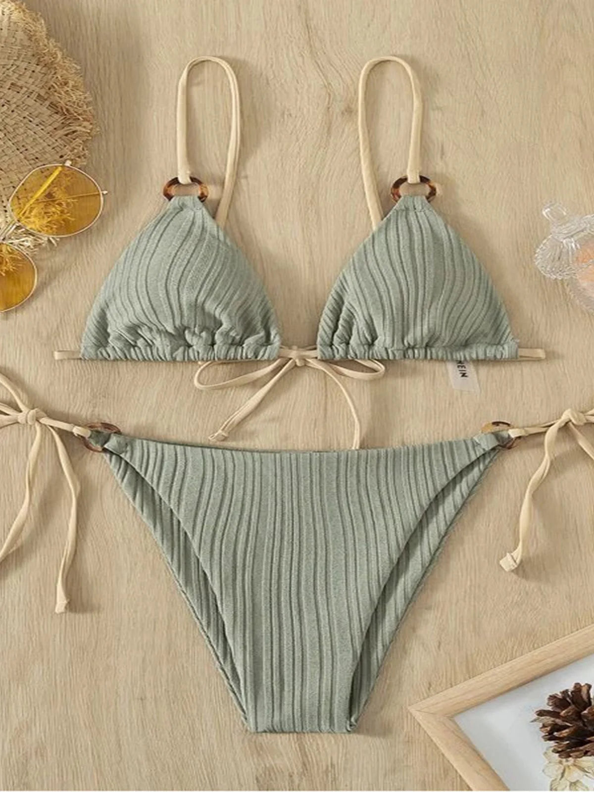 Stilvolles geripptes gepolstertes brasilianisches Bikini-Set, zweiteiliges Design mit einer schmeichelhaften Passform, hergestellt aus Nylon und Spandex, drahtlose Unterstützung, Stil mit niedriger Taille, erhältlich in den Frauengrößen S, M, L. Merkmale solides Muster und gepolstert für Komfort, passt auf die Größe, angeboten in mehreren Farben einschließlich schwarz, blau, weiß, gelb, grau, heller Kaffee, hellblau und Multicolor. Ideal für Frauen im Alter von 18-35 und Erwachsene, auf Lager, neuer Zustand, kostenloser Versand verfügbar.
