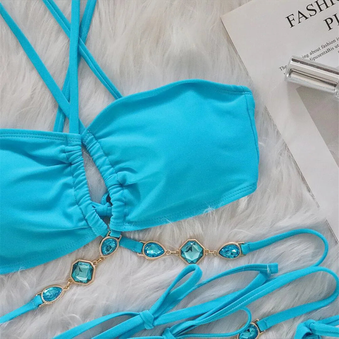 Seeblau, Kamel, Rosa, Hellgrün, Hellviolett Zweiteiliges Diamant Strass Wrap Around Bikini Set. Solide Bademode aus Nylon und Elasthan Material. Mit drahtlosem Träger, niedriger Taille und größengerechter Passform. Gepolstert für zusätzlichen Komfort. Verfügbare Größen: S, M, L. Perfekt für Frauen mittleren Alters und Erwachsene. Auf Lager mit kostenlosem Versand.