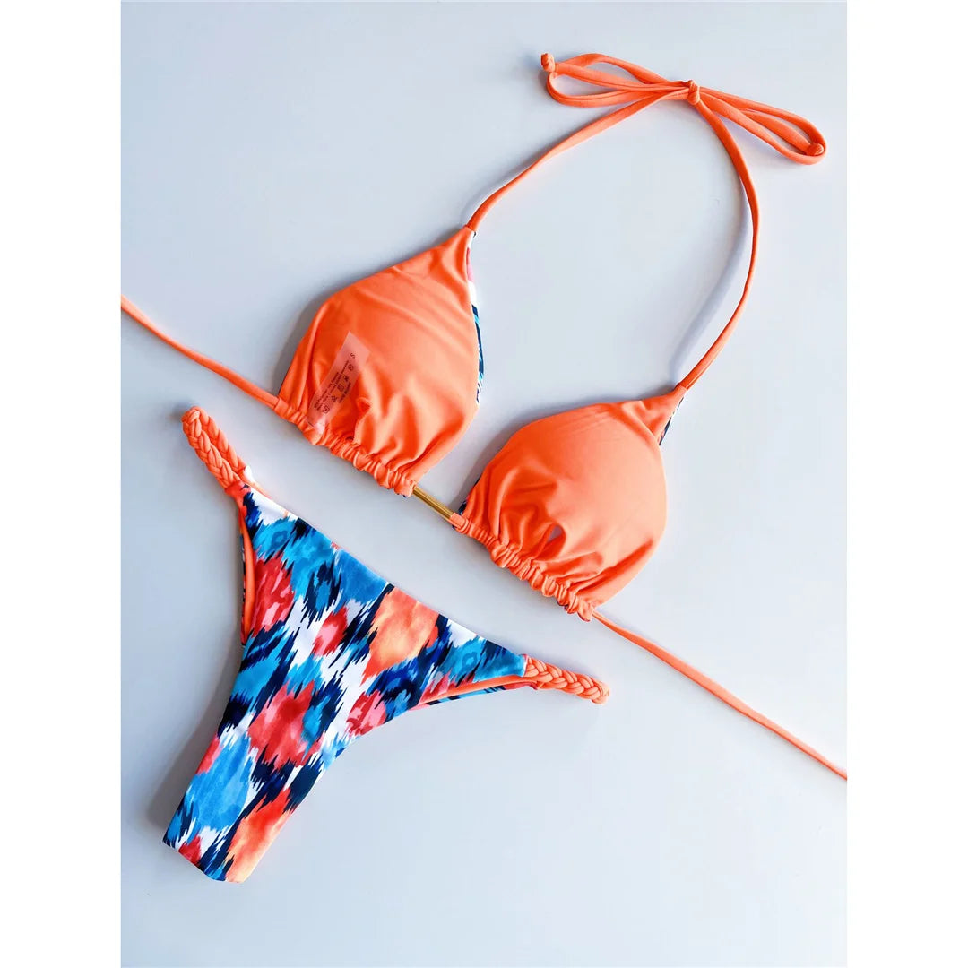 Modische Leopard gedruckt Halter Bikini Set, Zweiteilige Badeanzug mit Scrunch Butt Detail, aus bequemen Nylon und Spandex, gedruckt Leopard Muster, Wire-Free mit niedrigen Taille Design, True to Size Fit, mit Pad für zusätzlichen Komfort, Erhältlich in Blau Leopard, bunt, blau gedruckt, Orange Leopard, und Rosa Leopard, Ideal für Frauen und Erwachsene Altersgruppe, Auf Lager mit kostenlosem Versand, Brandneu Zustand