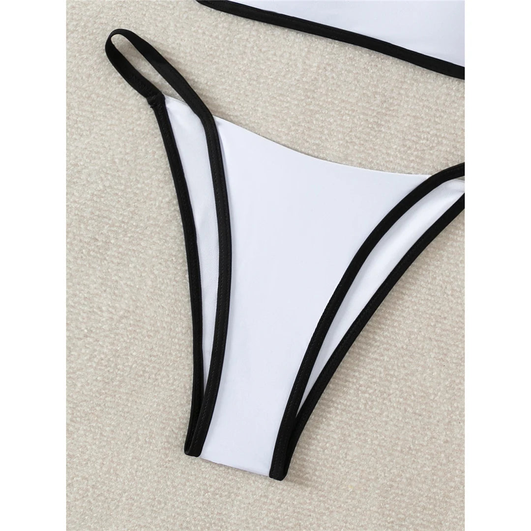 Wunderschön geteiltes, gepolstertes Bikini-Set für Frauen mit schickem geknotetem Detail. Kombiniert Komfort und Mode für stilvolle Pool Lounging. Kommt mit Wire Free Unterstützung, niedrige Taille Design, und passt genau auf Größe. Erhältlich in Schwarz, Grün, Weiß und Kaffee.