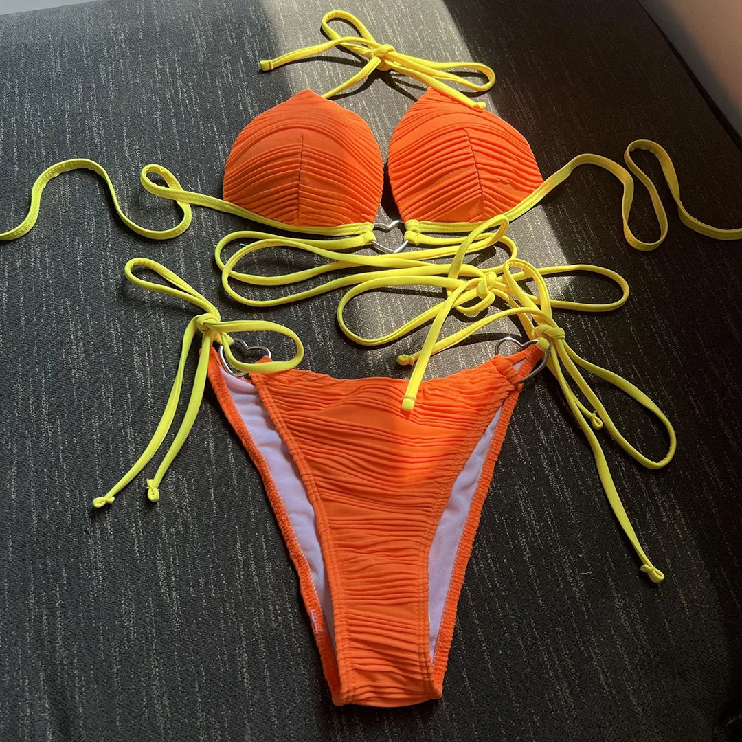 Stylish Wrap Around Halter Wrinkled Bikini Set für Frauen, aus Nylon und Spandex, Wire Free Support, Solid Pattern, True To Size, Zweiteiliges Design, Erhältlich in den Größen S, M und L, Contemporary Textured Feel, Perfekt für Beach Activities und Poolside Lounging, Erhältlich in den Farben Schwarz, Weiß, Orange Rot, Multicolor, Pink, Hellgelb und Hellgrün