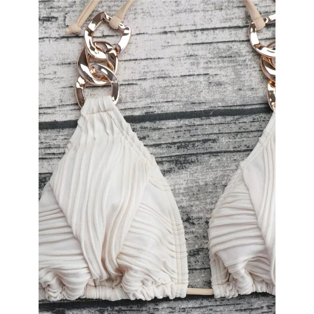 Stylish Metal Rings Halter Wrinkled Bikini Set, Zweiteiliger Badeanzug mit einzigartiger Textur und auffälligen Metallring-Akzenten, aus komfortablem Nylon und Elasthan, festes Muster, drahtlos mit niedriger Taille, größengetreue Passform, mit Polster für zusätzlichen Komfort, erhältlich in Pink, Orange, Weiß, Gelb, Beige, Schwarz, Himmelblau und Tiefblau, ideal für Frauen und Erwachsene, auf Lager mit kostenlosem Versand, brandneuer Zustand