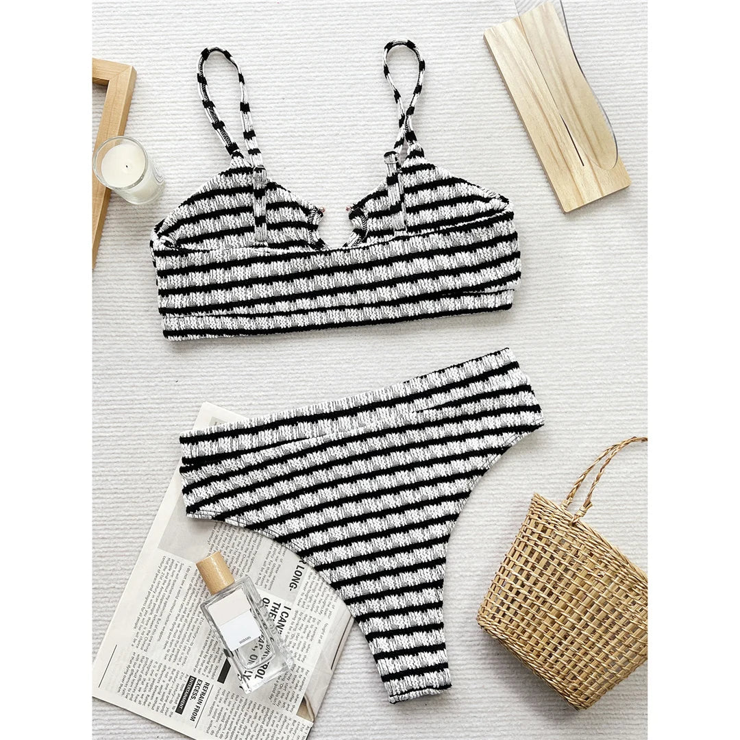 Schwarz-weiß gestreiftes Bikini-Set mit Ausschnitt, hohe Taille, Polyester-Elasthan-Gemisch, drahtlose Unterstützung, zweiteilige Damen-Bademode, schicke und schmeichelhafte Silhouette.
