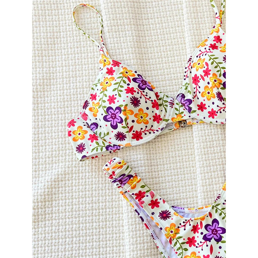 Blühen Sie stilvoll auf mit diesem brasilianischen Bügel-Bikini-Set mit Blumendruck, das mit seinem lebhaften Blumendesign sowohl Halt als auch Eleganz bietet. Dieser zweiteilige Badeanzug aus Polyester und Elasthan verfügt über Bügel-Cups für eine bessere Formgebung und einen gewagten brasilianischen Schnitt für eine bequeme Passform. Perfekt für einen stilvollen Tag am Strand oder am Pool.