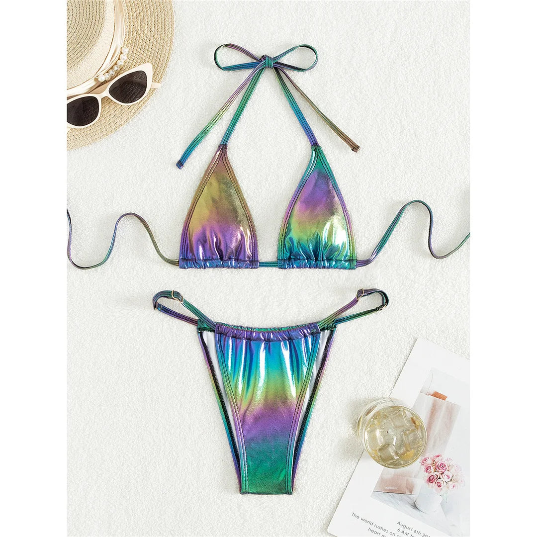 Einzigartiges Kunstleder-Halter-Bikini-Set für Frauen, verfügt über ein schlankes und ausgefallenes Design mit einem hohen Beinausschnitt, gefertigt aus Nylon und Elasthan in solidem Grün, bietet drahtlose Unterstützung und passt auf die Größe, perfekt für modebewusste Strandbesucher auf der Suche nach einem Cutting-Edge-Look.