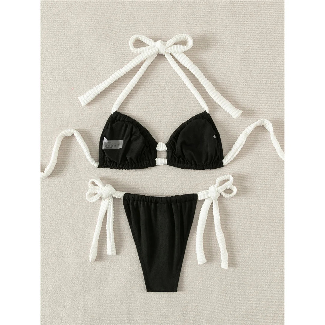 Geripptes Neckholder-Bikini-Set, hochgeschlossenes Design, Polyester-Elasthan-Gemisch, drahtlose Unterstützung, niedrige Taille, solide zweiteilige Bademode für Frauen, moderner und anspruchsvoller Stil.