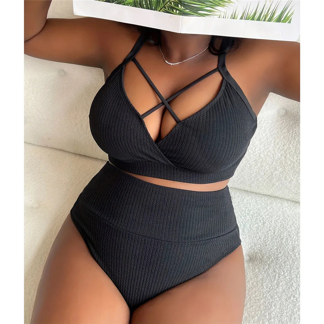 Schmeichelhaftes zweiteiliges Bikini-Set aus Rippstrick für Frauen mit allen Kurven in den Größen 0XL bis 4XL. Mit seinem unifarbenen Muster und seiner eng anliegenden Passform ist dieser Bikini mit hoher Taille aus hochelastischem Nylon und Elasthan ein Fest für Komfort und Stil. Erhältlich in den Farben Schwarz, Grün, Wassermelonenrot und Gelb. Perfekt für einen stilvollen Badeanzug zu jeder Jahreszeit.