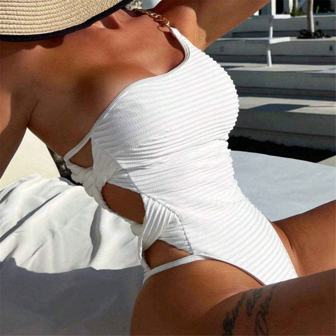 Daring Extreme Mini One-Piece Badeanzug für Frauen, Features One-Shoulder-Design und Micro-Tanga-Schnitt, High-Leg-Silhouette, Passt größengerecht, erhältlich in den Größen S bis XL, Material: Nylon und Elasthan, Solides Muster, Modernes und aufreizendes Design in Beige, Ideal um aufzufallen, Inklusive Polsterung