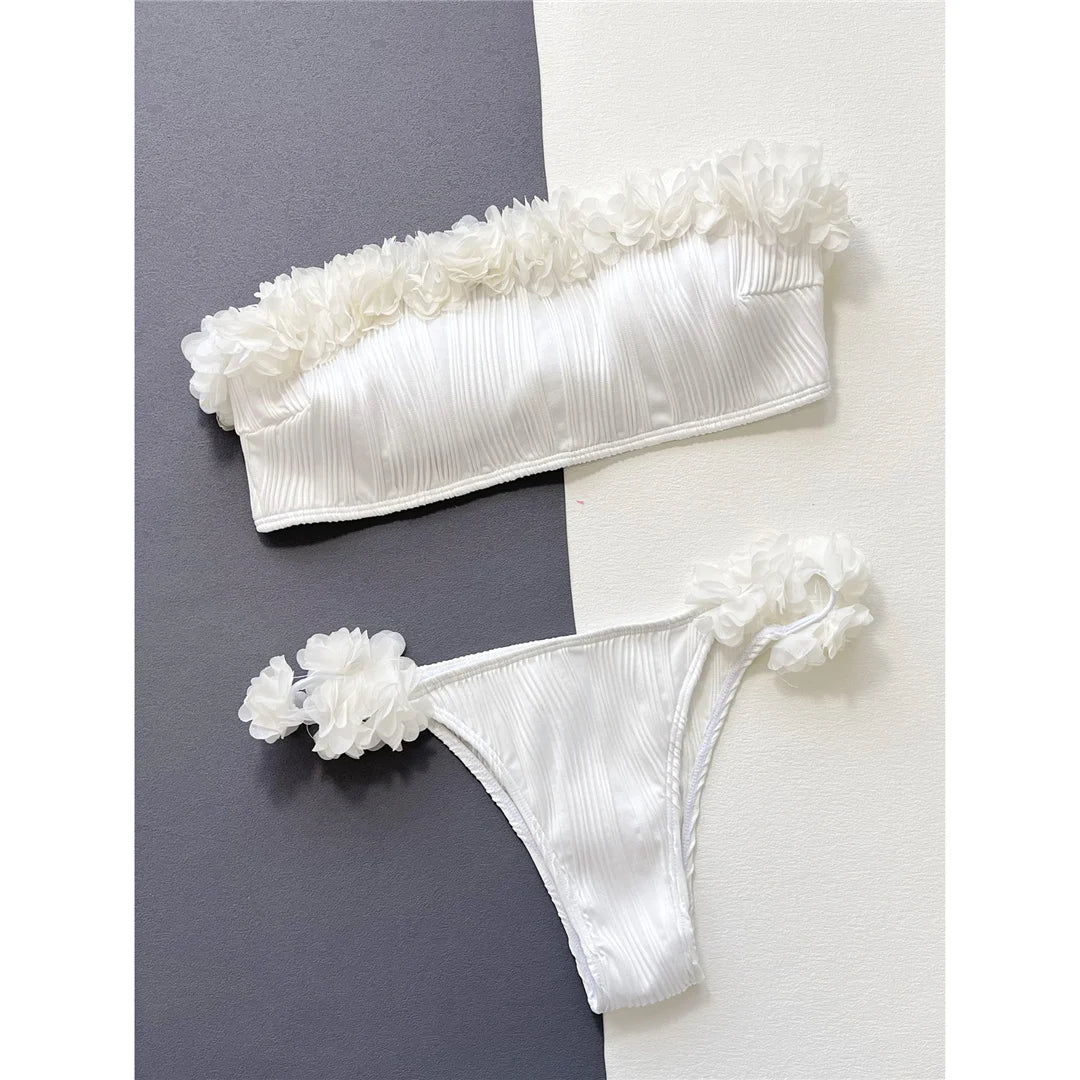 Bandeau Wrinkled Ruffled Bikini Set, Low Waist Two-Piece Swimwear, Made of Nylon und Spandex, Solid Muster, Wire-Free Comfort, True to Size, Women's Bikini Set, Comes with Padding, Available in Sizes Small, Medium, and Large, In White Color, Free Shipping.