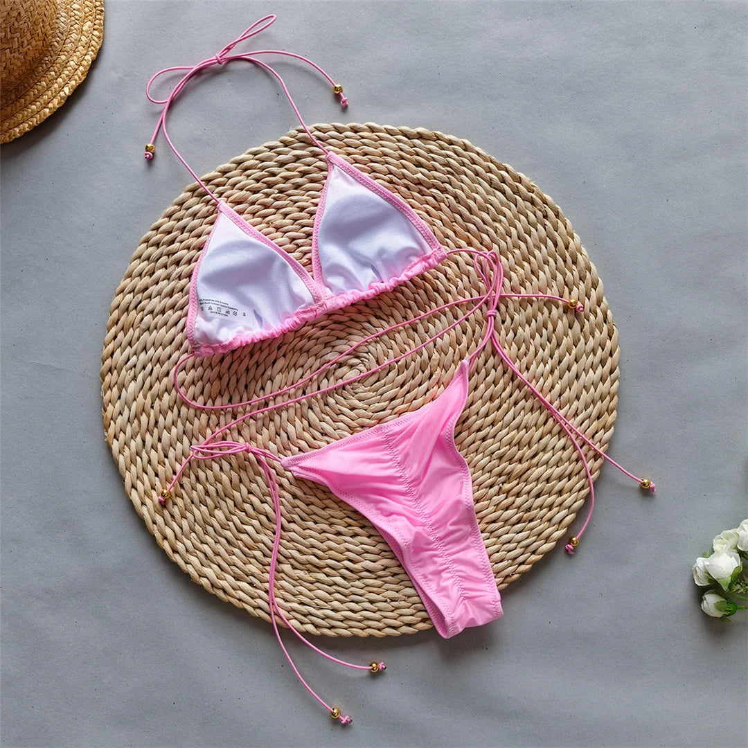 Neckholder-Bikini-Set mit modischem Rock, dreiteiliges Ensemble, Polyester-Elasthan-Gemisch, drahtlose Unterstützung, niedrige Taille, solide Damen-Bademode, verspielter und vielseitiger Look.