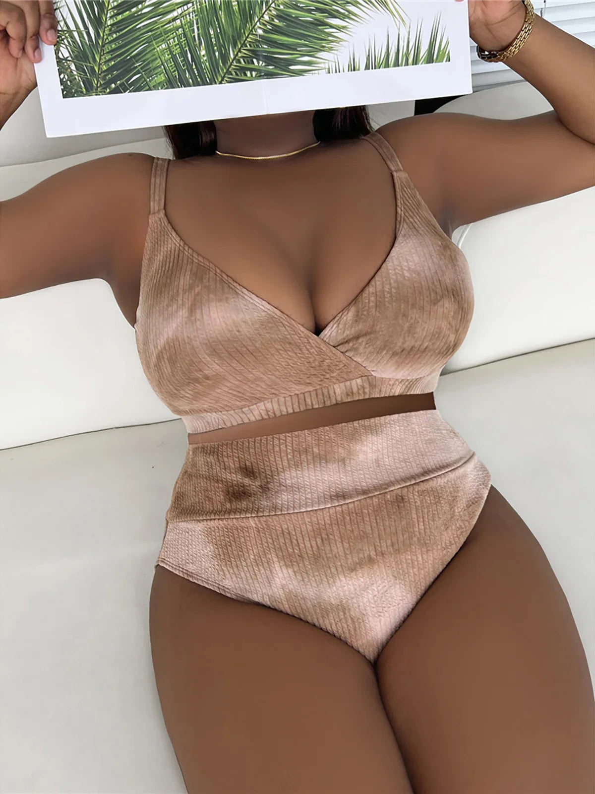 Kurvenreiches Bikini-Set für Frauen, hoch taillierte Sommer-Bademode mit lebhaftem Muster, hergestellt aus dehnbarem Nylon und Elasthan, bietet drahtlose Unterstützung und Polsterung, passt genau auf die Größe. Erhältlich in verschiedenen Farben wie Schwarz, Kaffee, Grün.