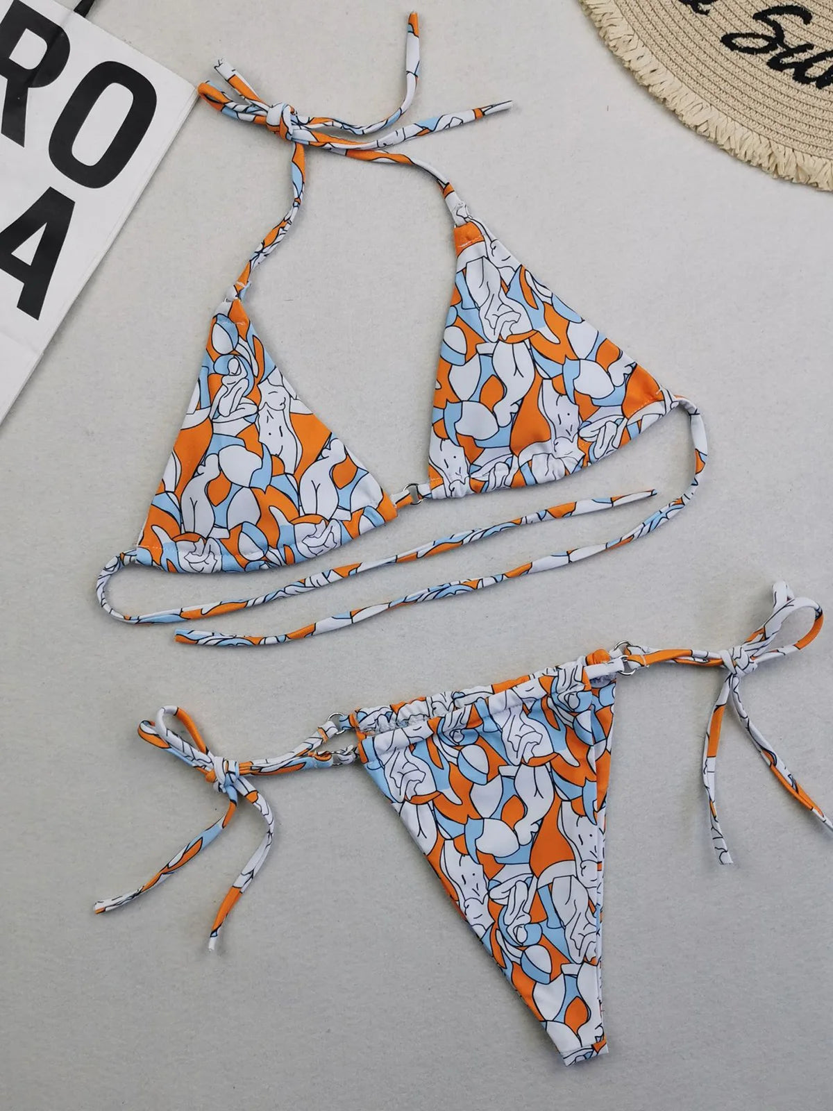 Zweiteilige Polka Dot und Floral Bikini Set mit einem Neckholder Design, Erhältlich in den Größen S bis XL, Fashioned aus Nylon und Spandex, Geeignet für Frauen, Wire Free mit Low Waist Design, Kommt mit Pad, Passt in der Größe. Kommt in mehreren Farben wie Gelb, Multicolor, Weizen, Rosa, Wassermelone Rot, Rot, Schwarz, Blau, Kaffee, Grün, Orange, Lila, und in verschiedenen Mustern wie Blumen, Punkte, Plaid, Diamant, und gedruckt Design.