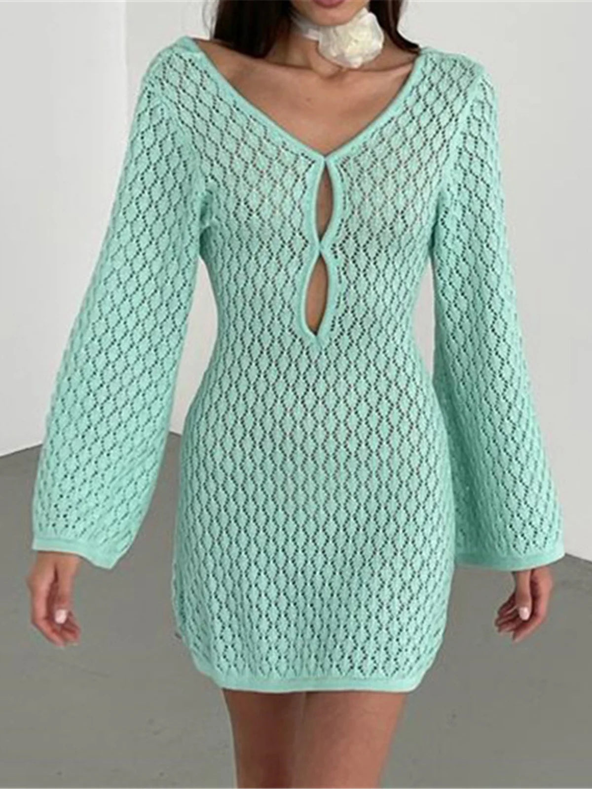 Elegantes langärmeliges, rückenfreies Tunika-Strandkleid mit raffiniertem Design. Atemberaubendes Strandkleid mit rückenfreiem Ausschnitt und komplizierten Cut-Out-Details, perfekt für laue Strandtage. Bequemer Häkelstrickstoff in schicker Silhouette. Passt genau auf die Größe. Erhältlich für Frauen in den Größen S, M, L. Farben: Mintgrün, Beige, Dunkler Kaffee, Dunkelbraun, Multicolor.