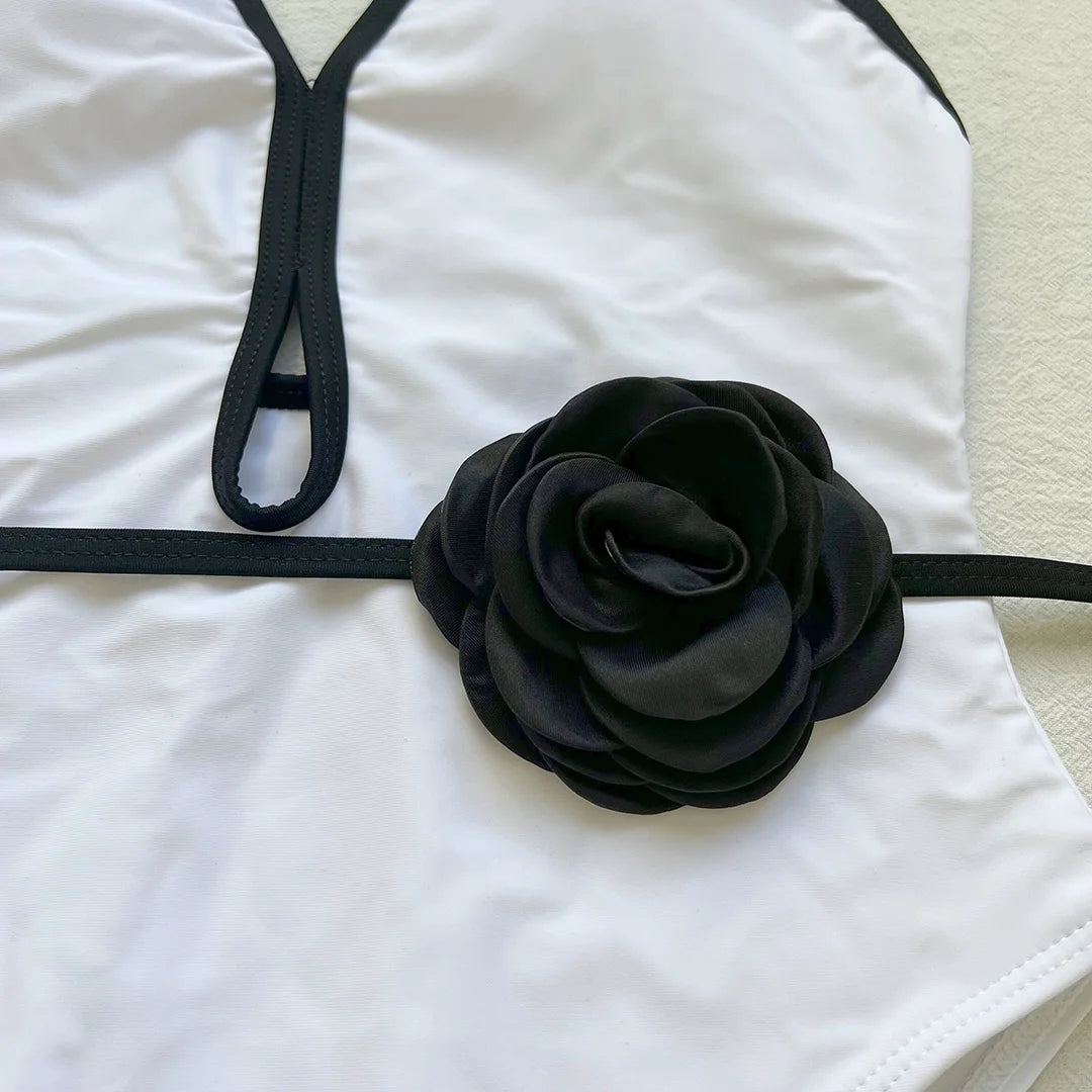 Umarmen Sie die Eleganz mit einem exquisiten einteiligen Badeanzug mit rückenfreiem Design und 3D-Blumengürtel-Details. Dieser einfarbige Patchwork-Monokini aus Polyester, Elasthan und Polyamid mit verstellbaren Trägern und stützenden Polstern ist perfekt für alle, die Wert auf Stil und Komfort legen. Ideal für die Damen-Bademodenkollektion, erhältlich in den klassischen Farben Schwarz und Weiß.