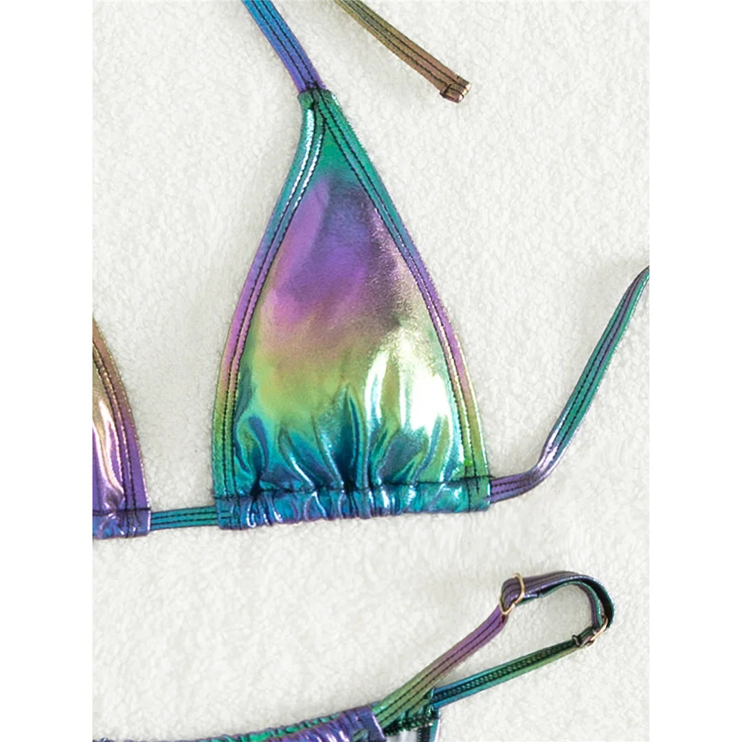 Einzigartiges Kunstleder-Halter-Bikini-Set für Frauen, verfügt über ein schlankes und ausgefallenes Design mit einem hohen Beinausschnitt, gefertigt aus Nylon und Elasthan in solidem Grün, bietet drahtlose Unterstützung und passt auf die Größe, perfekt für modebewusste Strandbesucher auf der Suche nach einem Cutting-Edge-Look.