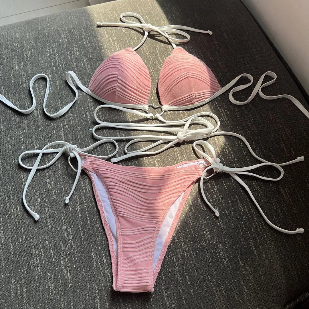 Stylish Wrap Around Halter Wrinkled Bikini Set für Frauen, aus Nylon und Spandex, Wire Free Support, Solid Pattern, True To Size, Zweiteiliges Design, Erhältlich in den Größen S, M und L, Contemporary Textured Feel, Perfekt für Beach Activities und Poolside Lounging, Erhältlich in den Farben Schwarz, Weiß, Orange Rot, Multicolor, Pink, Hellgelb und Hellgrün