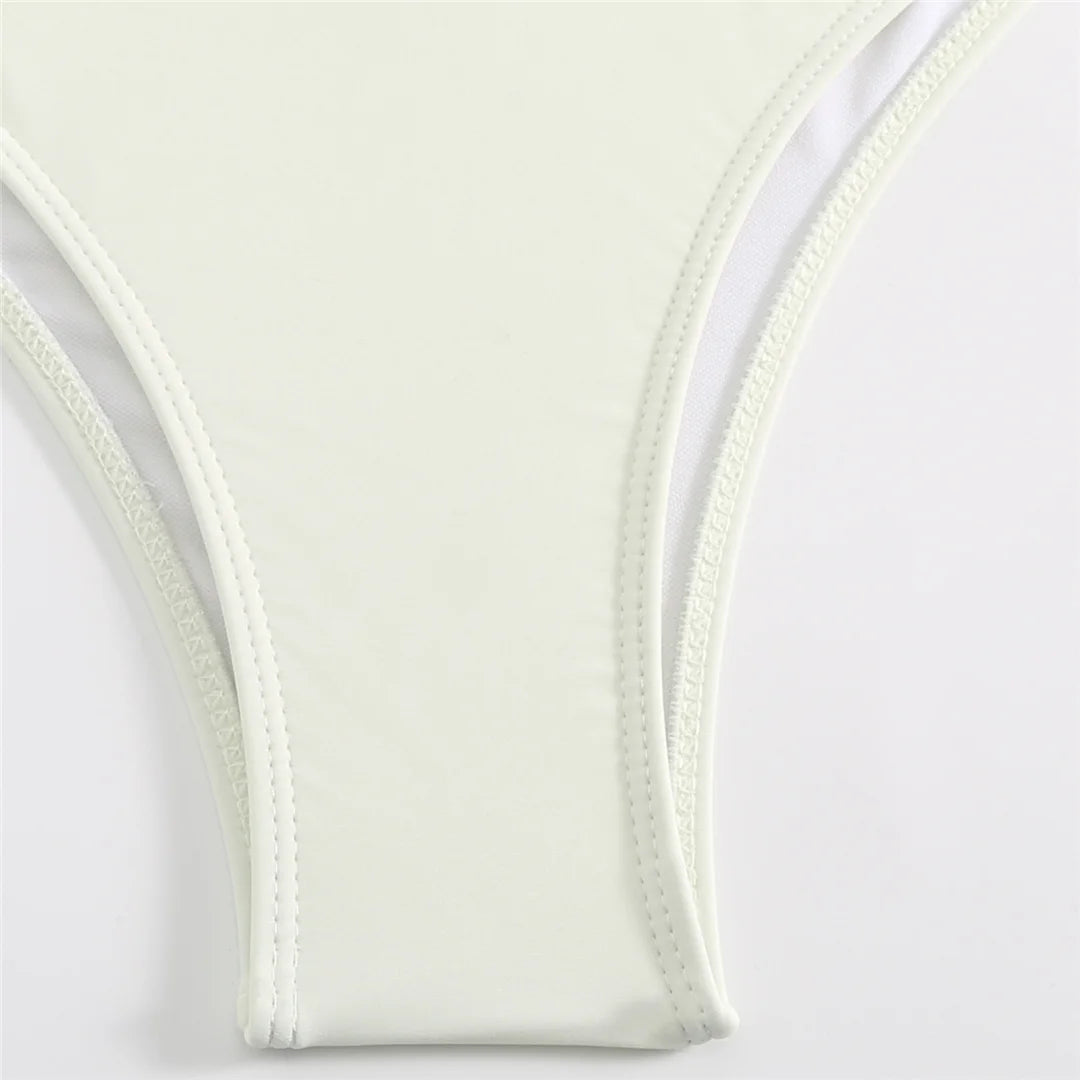 Erleben Sie Eleganz mit dem dreiteiligen 3D-Blumen-Bandeau-Bikini-Set, das ein wunderschön verziertes Bandeau-Oberteil, eine passende Bikini-Hose und einen schicken Rock für ein vielseitiges Styling umfasst. Dieses einfarbige, kabellose Set aus Polyester und Elasthan verfügt über stützende Pads und eine niedrige Taille - perfekt für anspruchsvolle Looks am Strand oder am Pool. Erhältlich in Schwarz und Weiß.