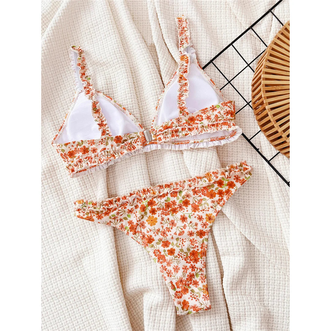 Brasilianischer Bikini mit Blumendruck und Rüschen, lebhaftes Blumendesign, Polyester-Elasthan-Gemisch, drahtlose Unterstützung, niedrige Taille, zweiteilige Bademode für Frauen, charmanter und femininer Stil.
