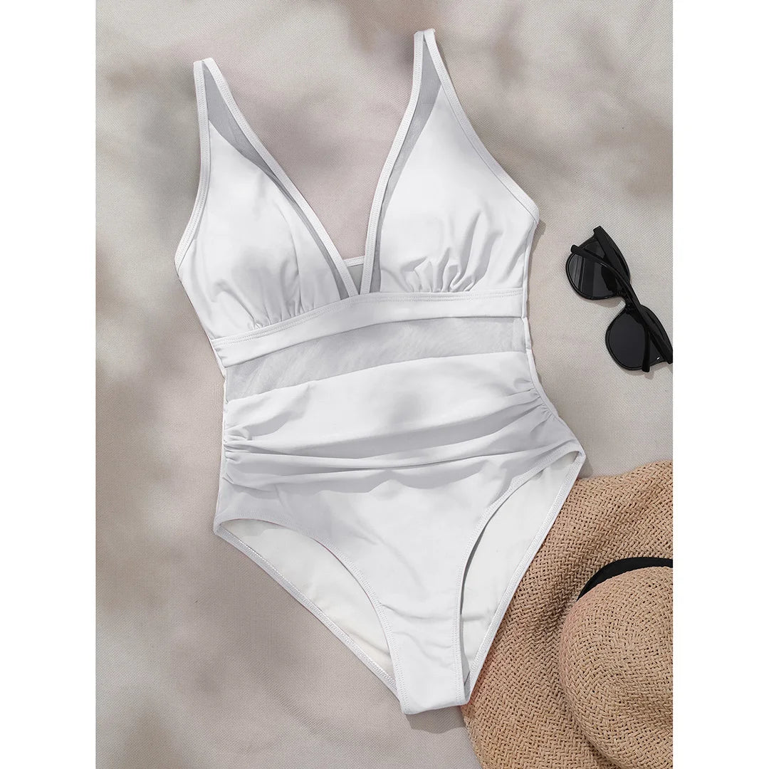 Mesh Sheer V Neck Leopard Printed One Piece Swimsuit erhältlich in den Größen S bis XL. Dieser einteilige Badeanzug oder Monokini aus Nylon und Elasthan ist mit durchsichtigen Mesh-Details und einem auffälligen Leopardenprint versehen. Mit seinem tiefen V-Ausschnitt und der schmeichelhaften Silhouette ist er perfekt, um am Pool oder am Strand einen auffälligen Eindruck zu hinterlassen. Erhältlich in Schwarz, Tiefblau, Pink, Rot, Weiß, Dunkelgrün, Grün, Blätter, Leopard und Multicolor.