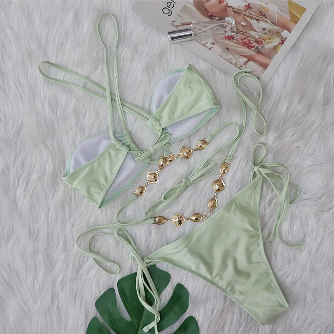 Seeblau, Kamel, Rosa, Hellgrün, Hellviolett Zweiteiliges Diamant Strass Wrap Around Bikini Set. Solide Bademode aus Nylon und Elasthan Material. Mit drahtlosem Träger, niedriger Taille und größengerechter Passform. Gepolstert für zusätzlichen Komfort. Verfügbare Größen: S, M, L. Perfekt für Frauen mittleren Alters und Erwachsene. Auf Lager mit kostenlosem Versand.