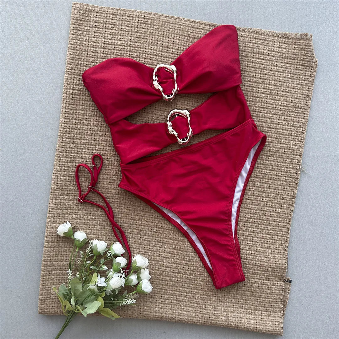 Bandeau-Badeanzug, Metallringe, Cut-Out-Design, hoher Beinausschnitt, Triangel-Stil, Polyester, Elasthan, verstellbare Träger, einfarbig, einfarbig, Damen-Badebekleidung, kühner, eleganter Look, braun, rot, schwarz.
