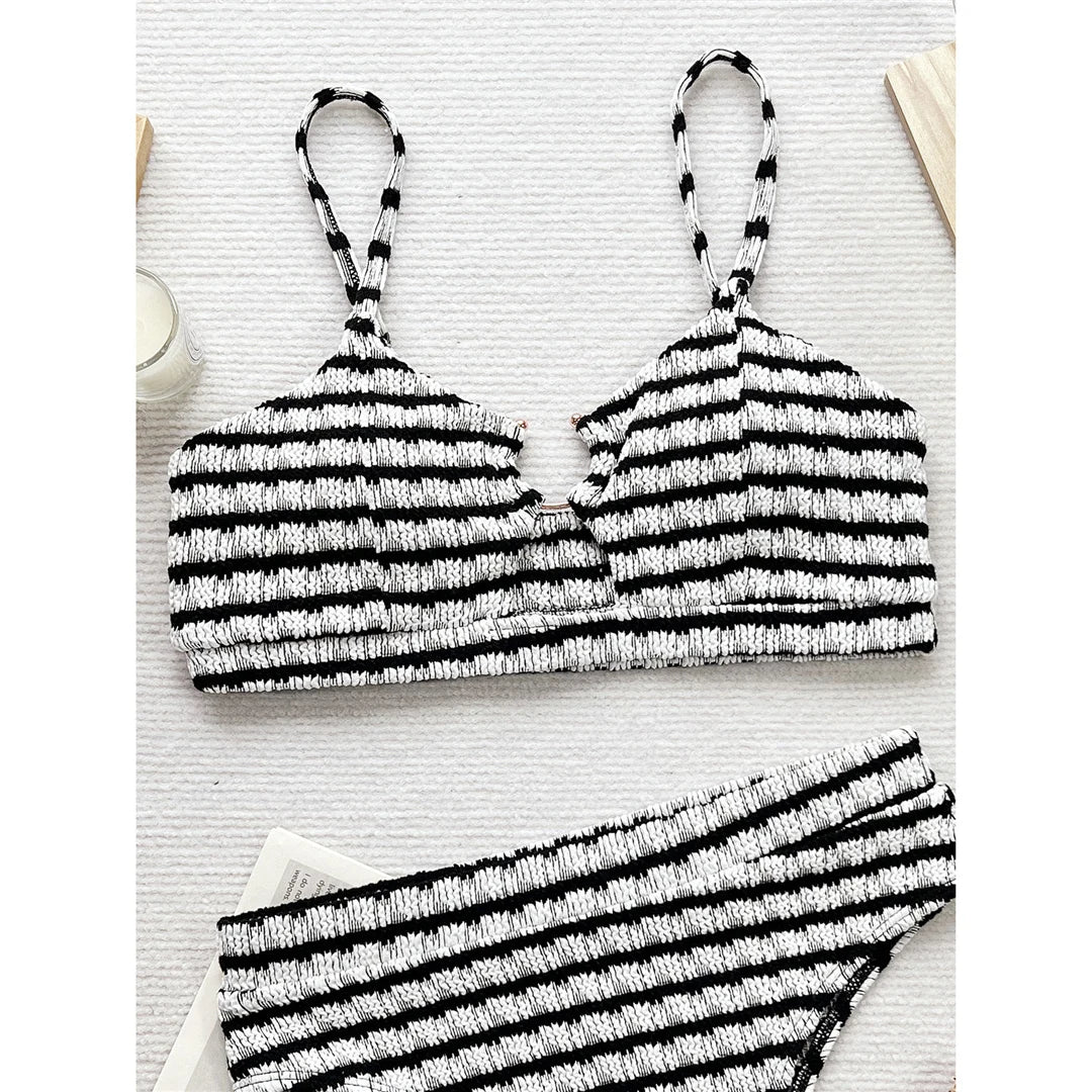 Schwarz-weiß gestreiftes Bikini-Set mit Ausschnitt, hohe Taille, Polyester-Elasthan-Gemisch, drahtlose Unterstützung, zweiteilige Damen-Bademode, schicke und schmeichelhafte Silhouette.