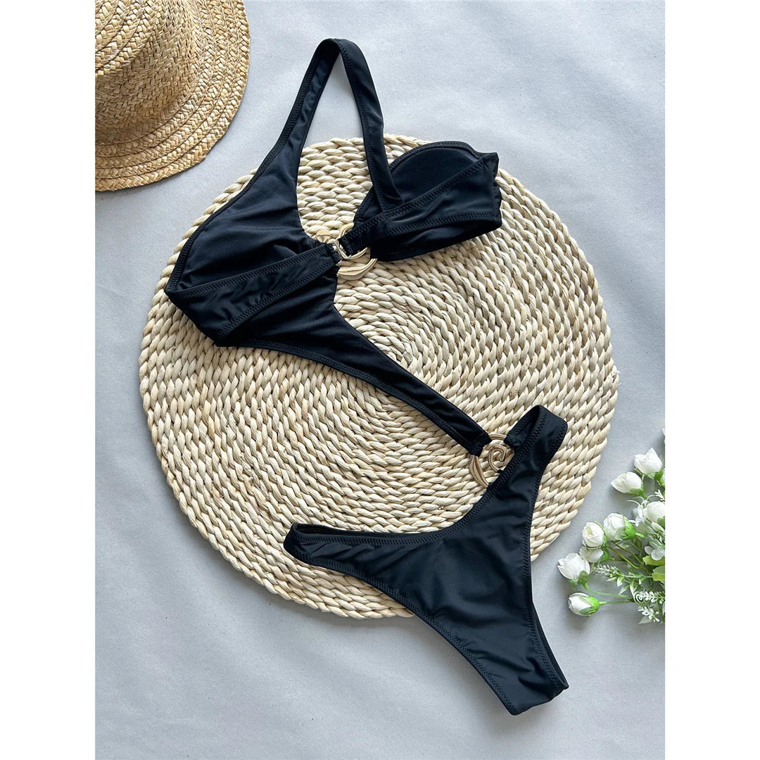 Asymmetrischer, einteiliger Badeanzug mit einem Schulterausschnitt, Metallring-Detail, hoher Beinausschnitt, Triangel-Oberteil, verstellbare Träger, Polyester-Elasthan-Gemisch, einfarbiges, unifarbenes Muster, Damen-Badebekleidung.