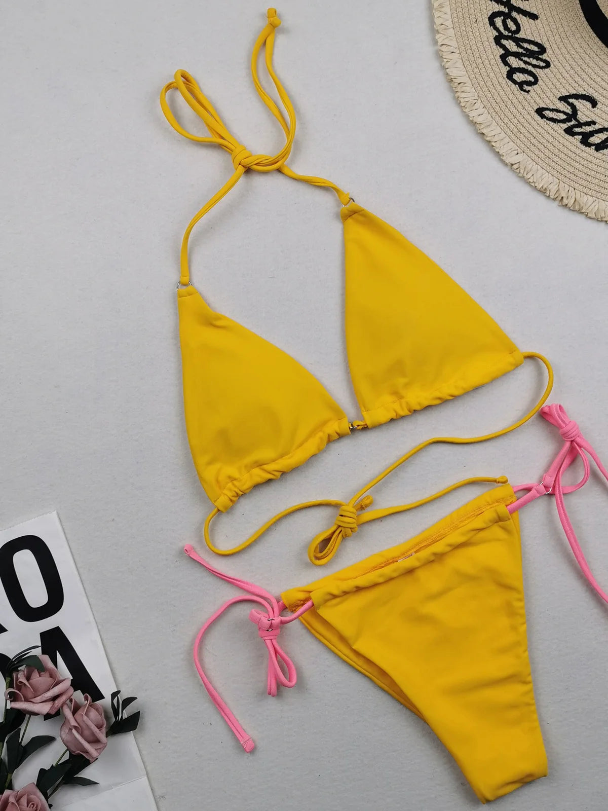 Zweiteilige Polka Dot und Floral Bikini Set mit einem Neckholder Design, Erhältlich in den Größen S bis XL, Fashioned aus Nylon und Spandex, Geeignet für Frauen, Wire Free mit Low Waist Design, Kommt mit Pad, Passt in der Größe. Kommt in mehreren Farben wie Gelb, Multicolor, Weizen, Rosa, Wassermelone Rot, Rot, Schwarz, Blau, Kaffee, Grün, Orange, Lila, und in verschiedenen Mustern wie Blumen, Punkte, Plaid, Diamant, und gedruckt Design.