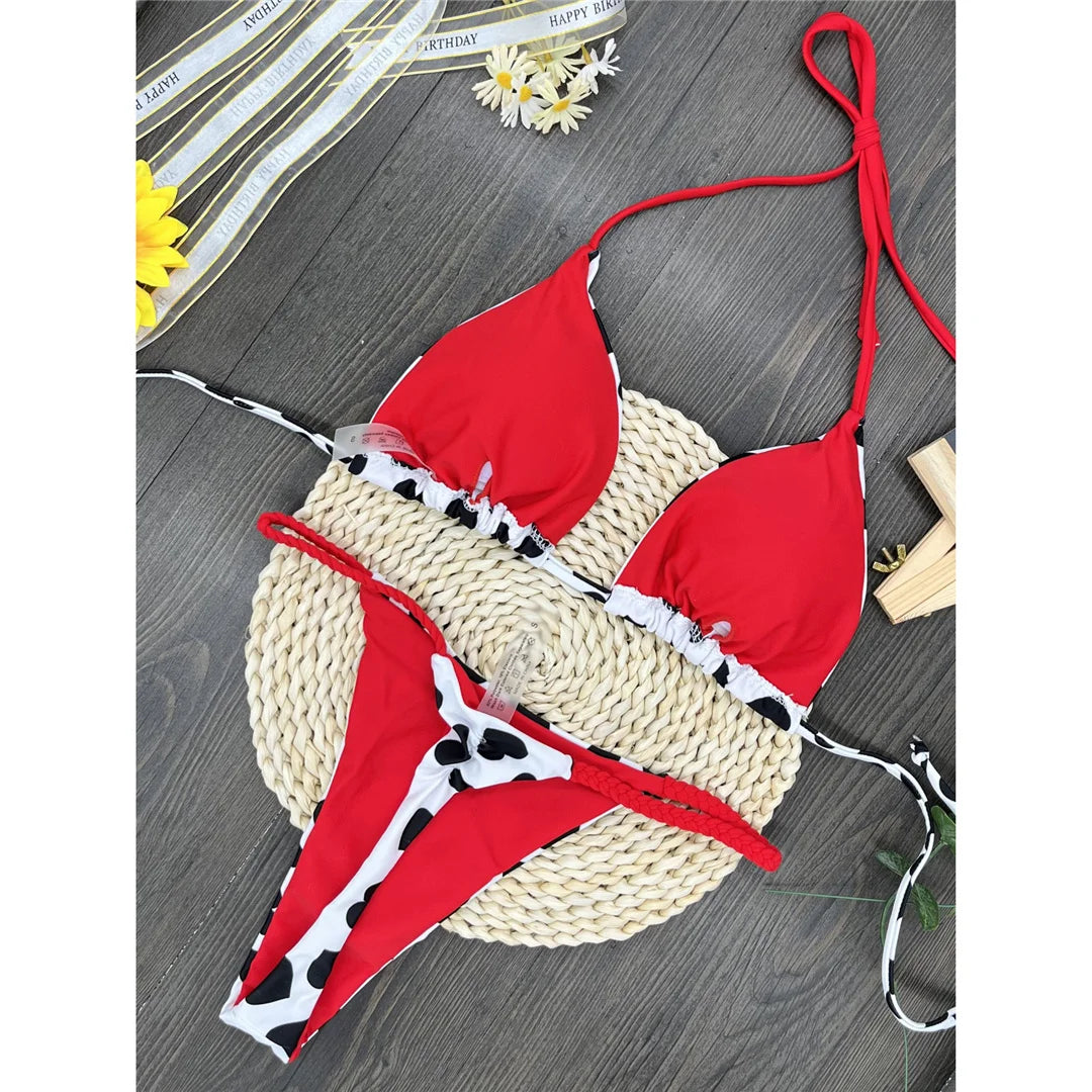 Feiern Sie den Sommer mit unserem Love Printed Extreme Mini-Tanga-Bikini-Set in Weiß-Schwarz, Weiß, Schwarz, Lila-Grün, Lila, Grün und Multicolor. Diese gewagte zweiteilige Bademode aus Nylon und Elasthan ist für Mutige gedacht und passt genau auf die Größe. Dieses kabellose Bikini-Set mit niedriger Taille und auffälligem "Love"-Druck hat einen Ultra-Mini-Schnitt und wird mit einem Polster geliefert. Perfekt für Frauen, die am Pool oder am Strand ein Statement setzen wollen.