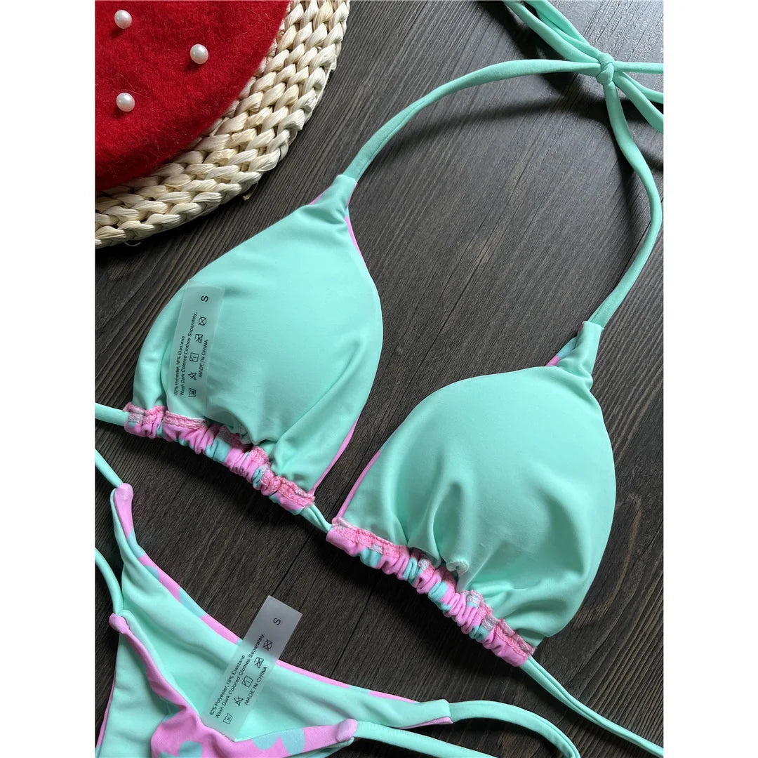 Feiern Sie den Sommer mit unserem Love Printed Extreme Mini-Tanga-Bikini-Set in Weiß-Schwarz, Weiß, Schwarz, Lila-Grün, Lila, Grün und Multicolor. Diese gewagte zweiteilige Bademode aus Nylon und Elasthan ist für Mutige gedacht und passt genau auf die Größe. Dieses kabellose Bikini-Set mit niedriger Taille und auffälligem "Love"-Druck hat einen Ultra-Mini-Schnitt und wird mit einem Polster geliefert. Perfekt für Frauen, die am Pool oder am Strand ein Statement setzen wollen.