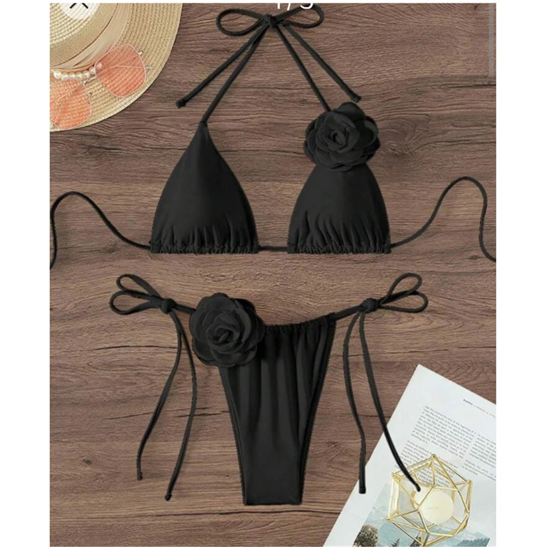 Fesselndes 3D Blumen Halter Bikini Set, mit Riemchen Zweiteiliges Design. Gefertigt aus Nylon und Spandex, mit Wire Free Support. Erhältlich in den Größen S, M, L, XL für Frauen, passt genau auf die Größe. Erhältlich in den Farben Schwarz, Beige, Rot und Multicolor. Perfekt für Frauen im Alter von 18-35 und Erwachsene, derzeit auf Lager, neuer Zustand, kostenloser Versand verfügbar.