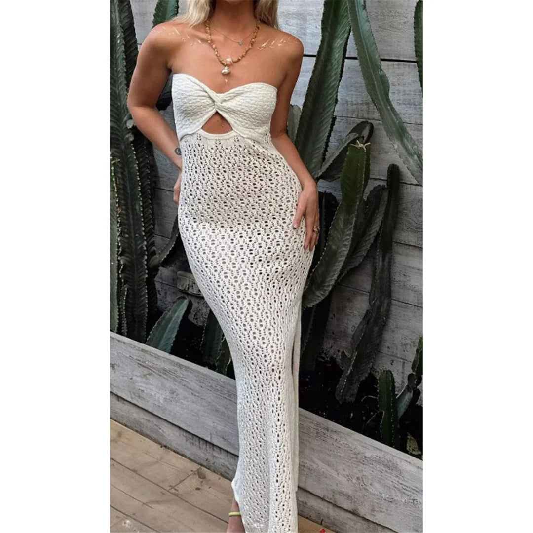 Verführerischer Bandeau-Hohlkörper-Häkeltunika-Strandüberwurf in Beige. Mit einem Strickdesign aus Nylon, Polyester, Viskose und Baumwolle, das sich perfekt zum Überziehen über Badebekleidung eignet. Passt größengetreu für einen bequemen Übergang vom Wasser zur Strandpromenade.