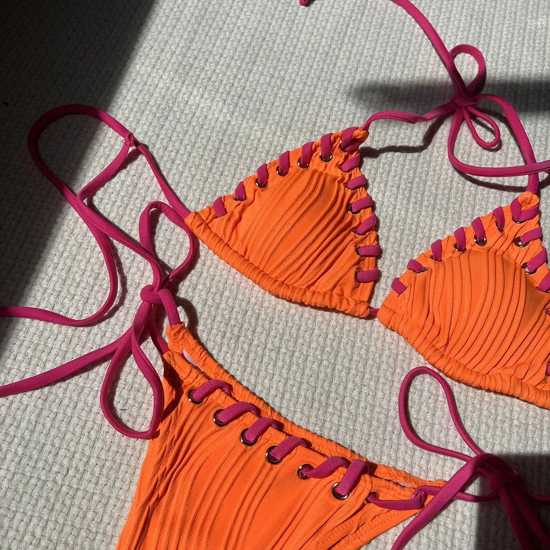 Tauchen Sie ein in die Welt des Stils mit einem atemberaubenden zweiteiligen Bikini-Set in leuchtenden Farben mit Neckholder-Trägern und hohem Beinausschnitt. Perfekt entworfen, um Kurven zu betonen, mit einem unifarbenen Muster und bequemen Neckholder-Trägern für einen perfekten Sitz in der Sonne. Dieser kabellose Damenbikini mit niedriger Taille ist aus Polyester und Elasthan gefertigt und verfügt über ein gestricktes Material und stützende Polster.