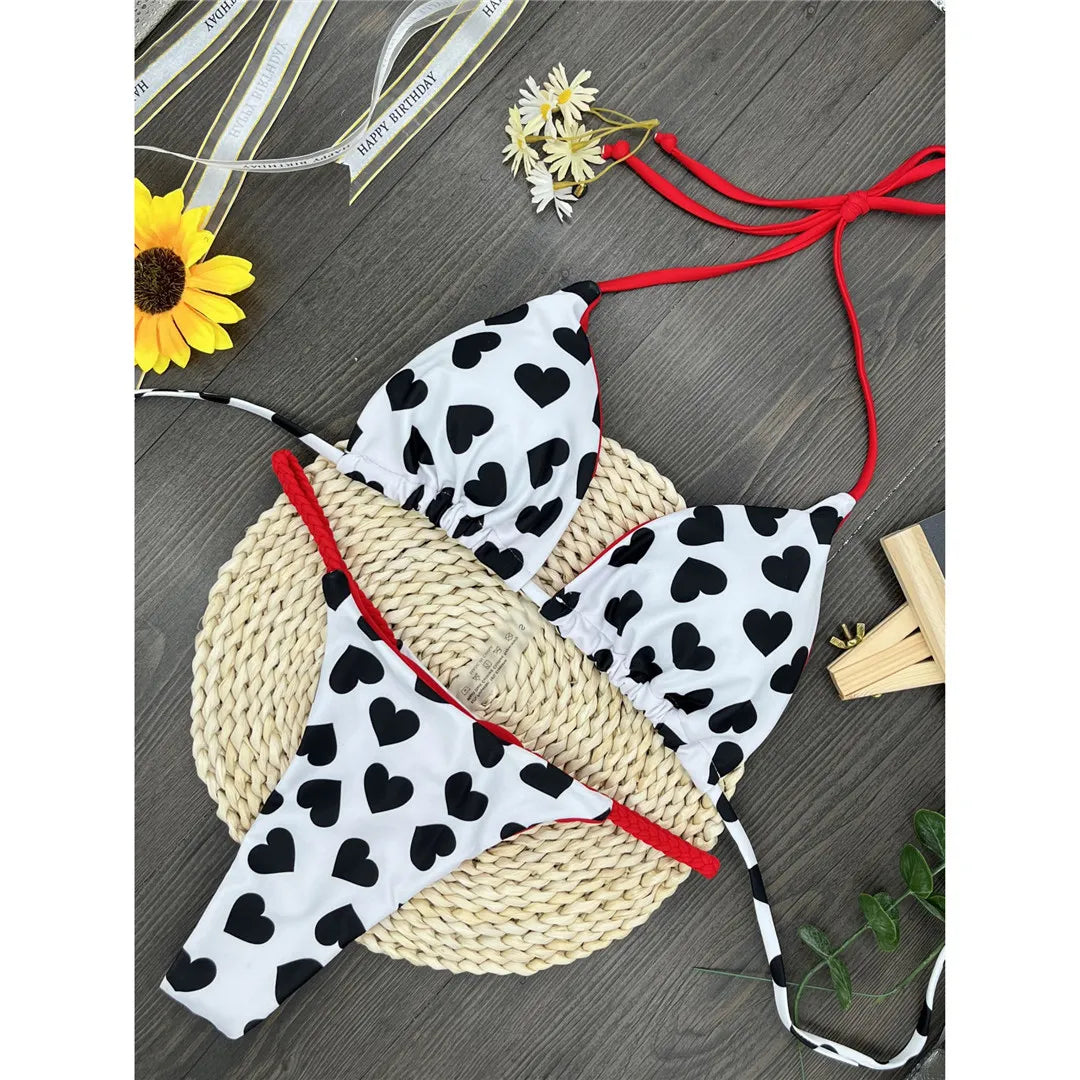 Feiern Sie den Sommer mit unserem Love Printed Extreme Mini-Tanga-Bikini-Set in Weiß-Schwarz, Weiß, Schwarz, Lila-Grün, Lila, Grün und Multicolor. Diese gewagte zweiteilige Bademode aus Nylon und Elasthan ist für Mutige gedacht und passt genau auf die Größe. Dieses kabellose Bikini-Set mit niedriger Taille und auffälligem "Love"-Druck hat einen Ultra-Mini-Schnitt und wird mit einem Polster geliefert. Perfekt für Frauen, die am Pool oder am Strand ein Statement setzen wollen.