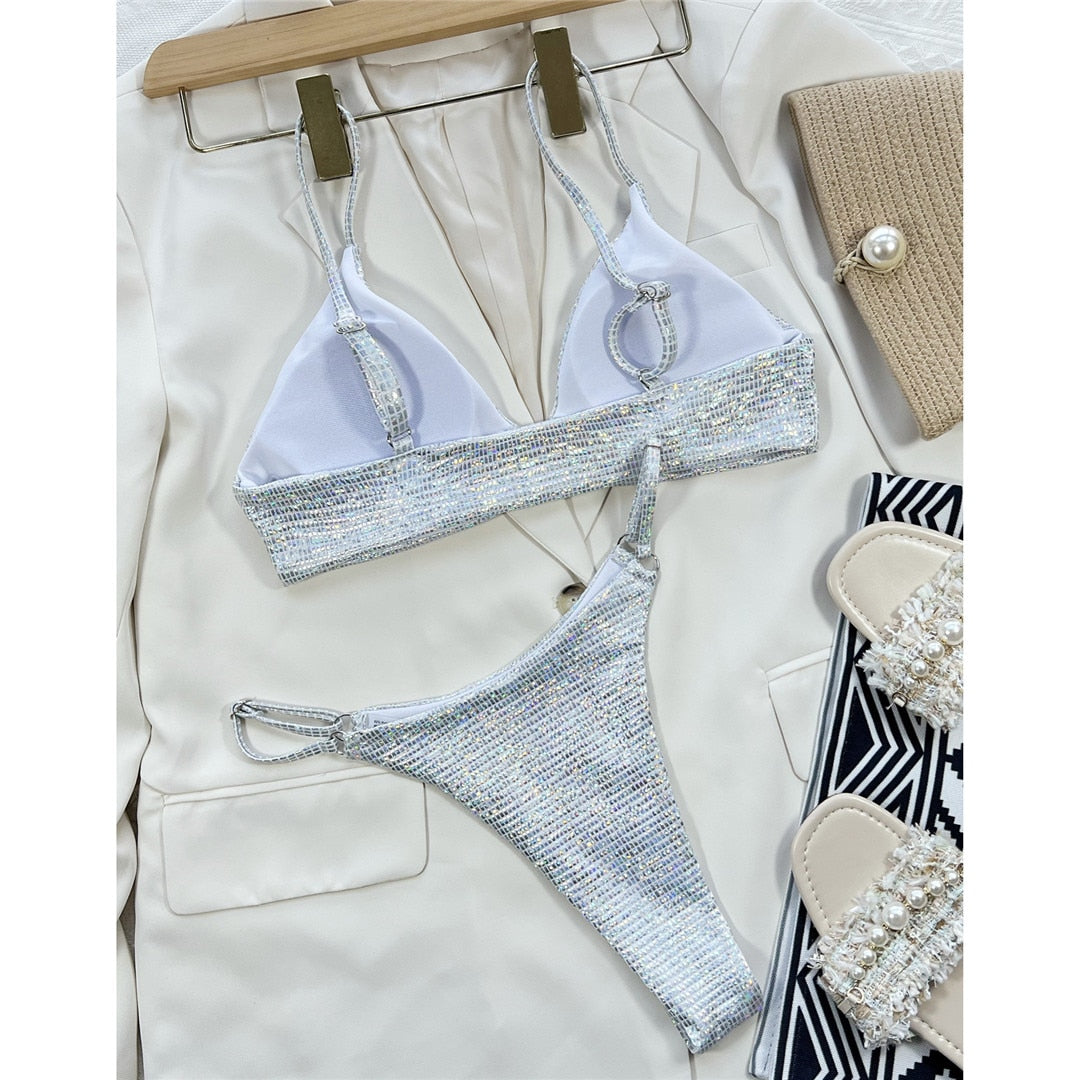 Glänzender Pailletten-Bikini mit hohem Ausschnitt