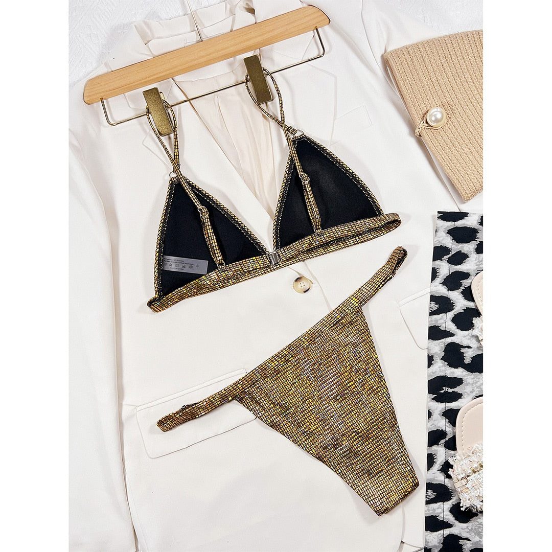 Goldglänzender hochgeschnittener Bikini