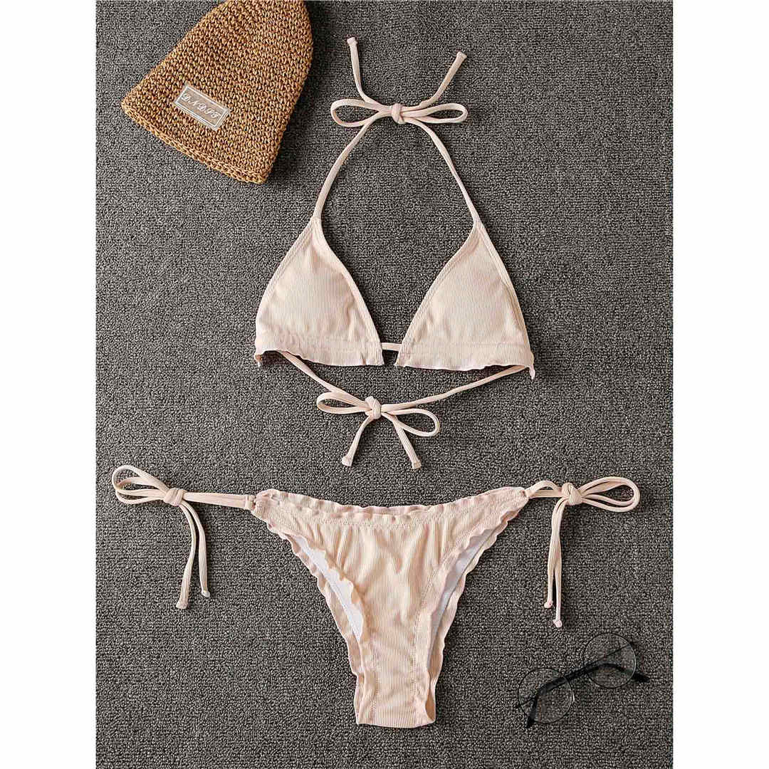 Brauner rosa gekräuselter brasilianischer String-Bikini