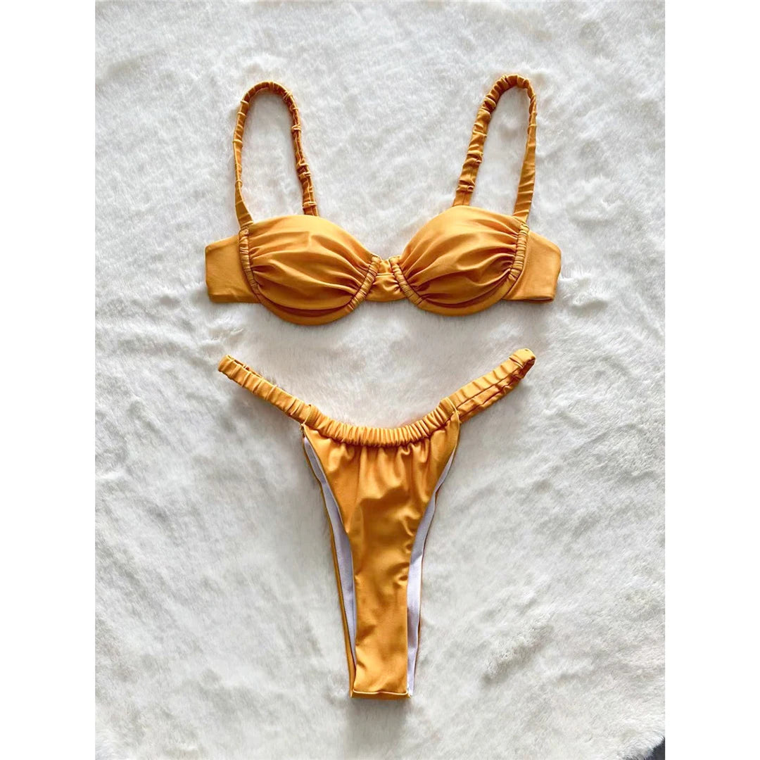 Elegante bikini micro tanga con aros en oro macizo, que ofrece un diseño de cintura baja y sujeción añadida, fabricado en nailon y elastano, perfecto para salidas a la playa elegantes y cómodas para mujer