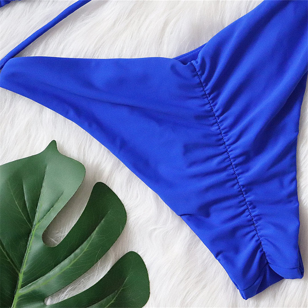 Bikini azul con escote y pedrería