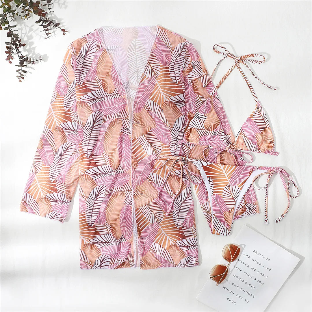 Ensemble de bikinis trois pièces à feuilles imprimées pour femmes, avec couverture chic. Fabriqué en nylon et spandex, il s'ajuste à la taille et présente un design sans fil à la taille basse. Parfait pour les escapades tropicales et les aventures estivales.