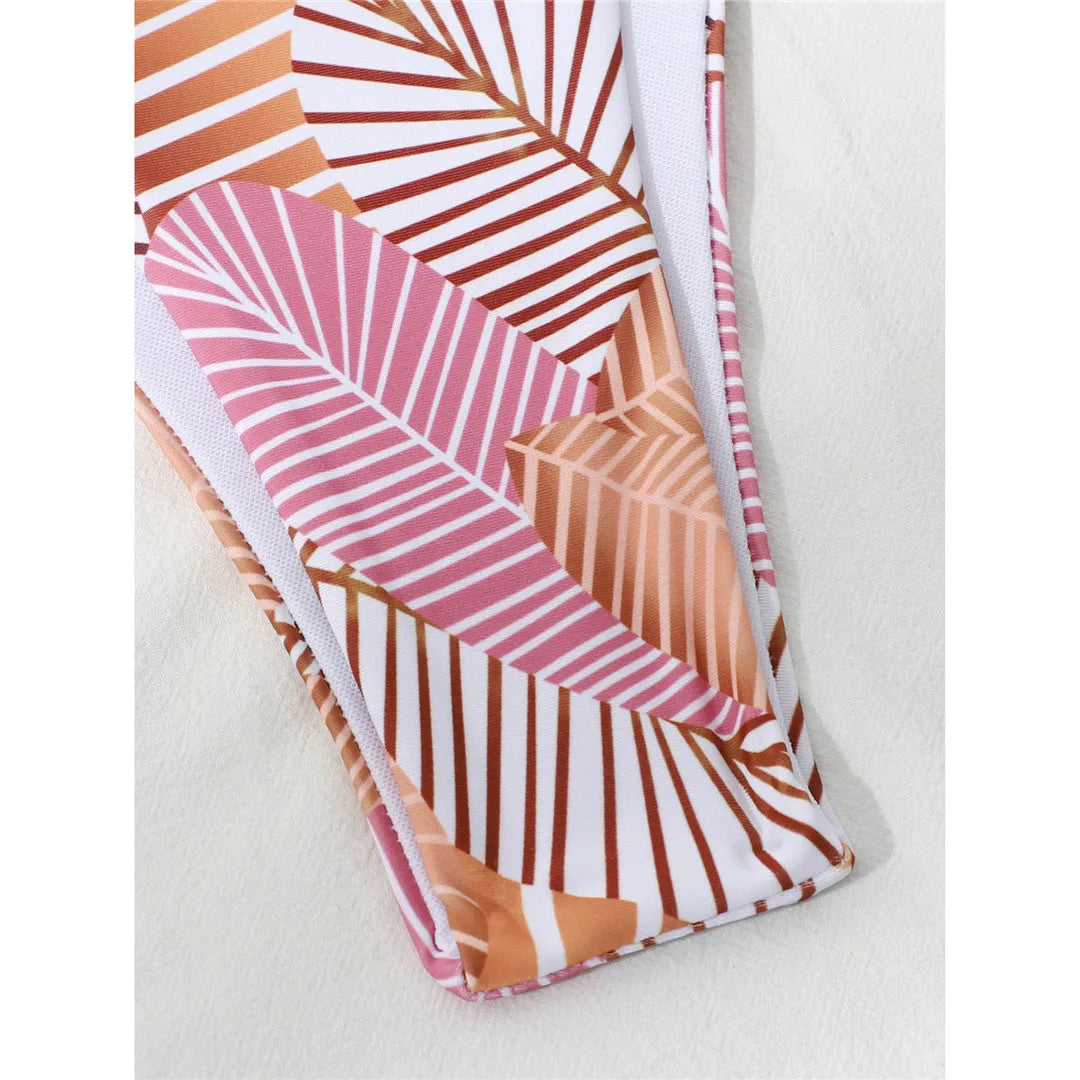Ensemble de bikinis trois pièces à feuilles imprimées pour femmes, avec couverture chic. Fabriqué en nylon et spandex, il s'ajuste à la taille et présente un design sans fil à la taille basse. Parfait pour les escapades tropicales et les aventures estivales.