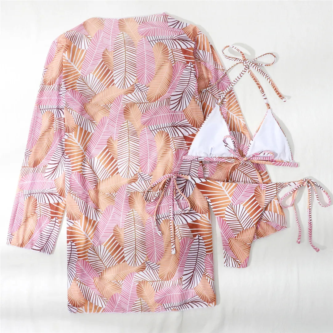 Ensemble de bikinis trois pièces à feuilles imprimées pour femmes, avec couverture chic. Fabriqué en nylon et spandex, il s'ajuste à la taille et présente un design sans fil à la taille basse. Parfait pour les escapades tropicales et les aventures estivales.
