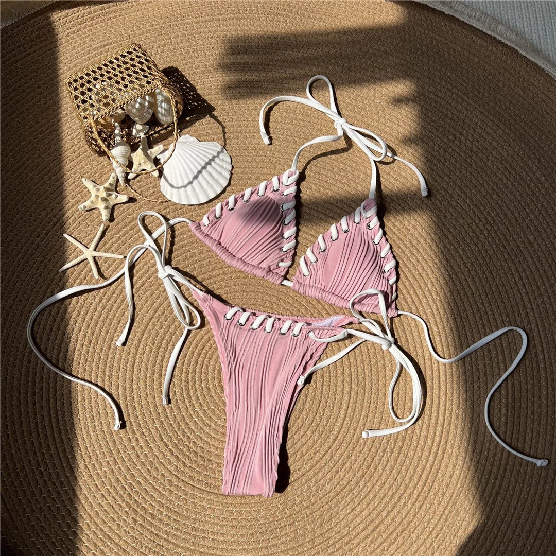 Plongez dans le style avec un superbe ensemble de bikinis deux pièces à bretelles dos nu et jambes hautes, dans des couleurs vibrantes. Parfaitement conçu pour accentuer les courbes, il présente un motif uni et des bretelles licou confortables pour un ajustement parfait au soleil. Fabriqué en polyester et en élasthanne, ce bikini pour femme sans fil et à taille basse comprend un tissu tricoté et des coussinets de soutien.