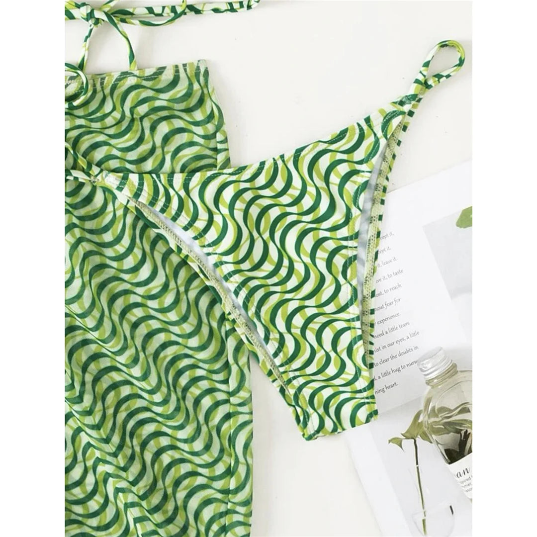 Bikini enveloppant avec jupe et serre-tête