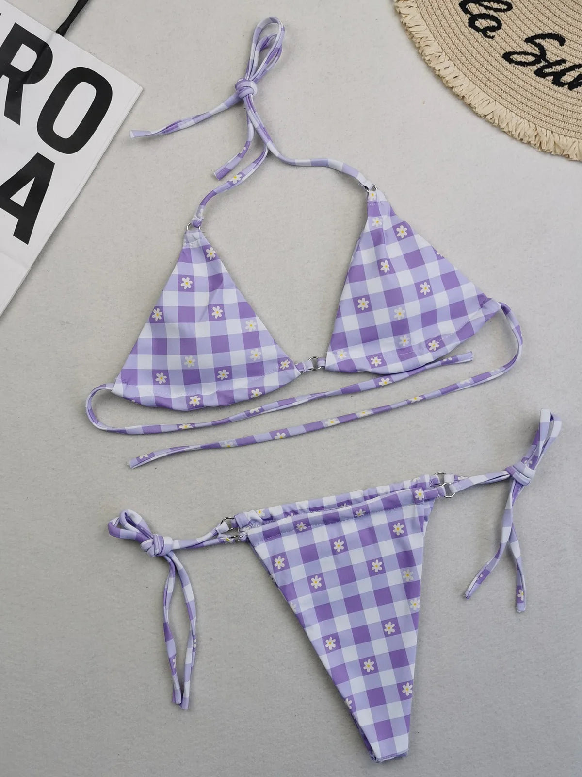 Ensemble de bikinis deux pièces à pois et à fleurs avec col licou, disponible dans les tailles S à XL, fabriqué en nylon et en spandex, adapté aux femmes, sans armature et avec une taille basse, livré avec un coussinet, s'adapte à la taille. Disponible en plusieurs couleurs telles que jaune, multicolore, blé, rose, rouge pastèque, rouge, noir, bleu, café, vert, orange, violet, et en différents motifs tels que fleurs, points, plaid, diamant et motifs imprimés.