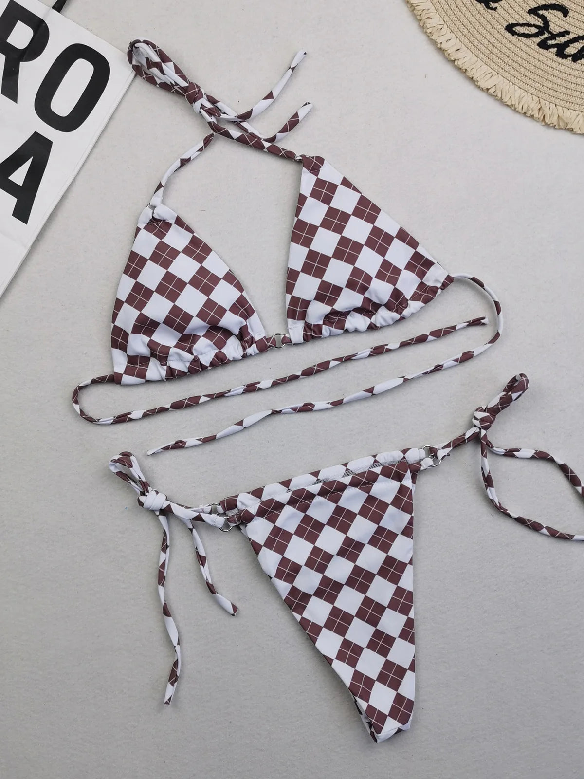 Ensemble de bikinis deux pièces à pois et à fleurs avec col licou, disponible dans les tailles S à XL, fabriqué en nylon et en spandex, adapté aux femmes, sans armature et avec une taille basse, livré avec un coussinet, s'adapte à la taille. Disponible en plusieurs couleurs telles que jaune, multicolore, blé, rose, rouge pastèque, rouge, noir, bleu, café, vert, orange, violet, et en différents motifs tels que fleurs, points, plaid, diamant et motifs imprimés.