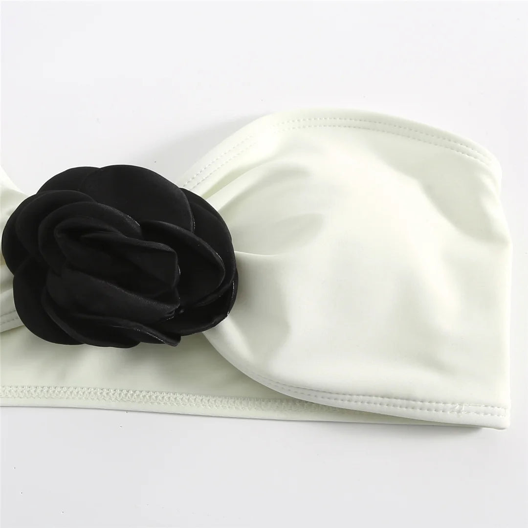 Faites l'expérience de l'élégance avec l'ensemble de bikini trois pièces bandeau à fleurs en 3D, qui comprend un haut bandeau magnifiquement décoré, un bas de bikini assorti et une jupe chic pour un style polyvalent. Fabriqué en polyester et en élasthanne, cet ensemble sans fil à motif uni comprend des coussinets de soutien et une taille basse, parfaite pour des looks sophistiqués à la plage ou au bord de la piscine. Disponible en noir et blanc.