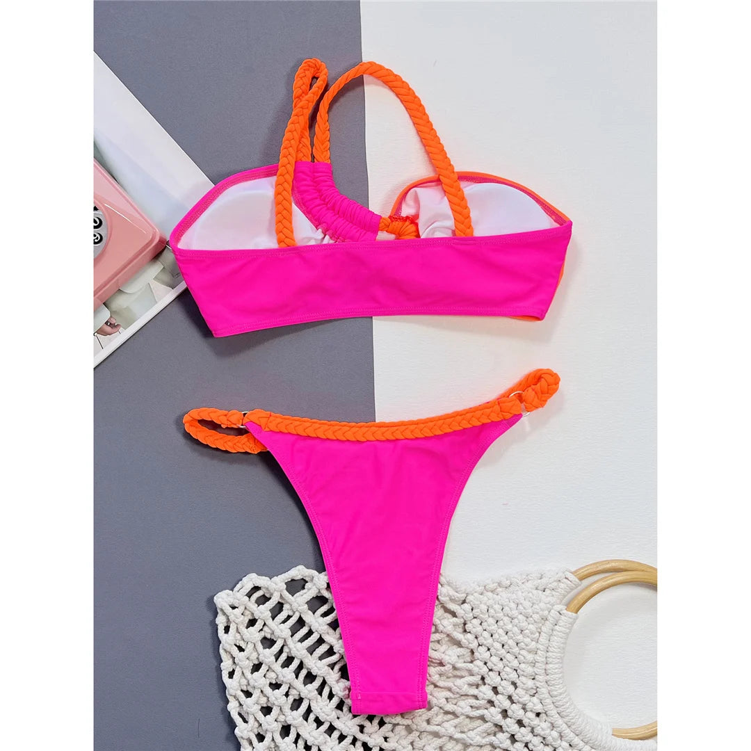 Démarquez-vous avec cet ensemble de bikini asymétrique à une épaule, doté d'un design asymétrique moderne et de détails d'épissure uniques. Ce maillot de bain deux pièces en patchwork apporte une touche de mode aux tenues de plage classiques. Fabriqué en polyester et en élasthanne, il comprend un soutien sans fil, une taille basse et des coussinets de soutien, parfaits pour rehausser le style de la baignade avec une touche contemporaine. Disponible en plusieurs couleurs vives.